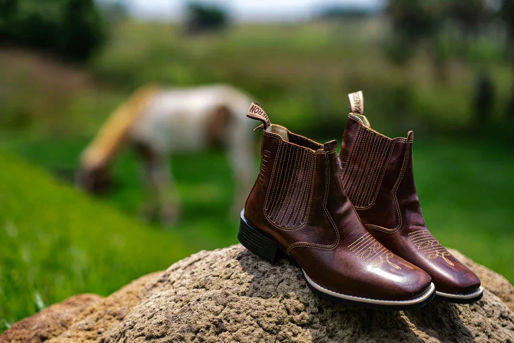 Botina Masculina Vira Francesa - Artesanal e Clássica